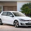 <p>Die Front- und Seitenpartie des VW Golf GTI</p>