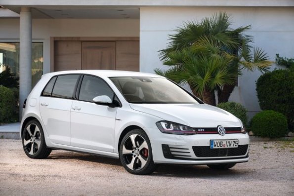 Die Front- und Seitenpartie des VW Golf GTI