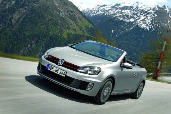 Eine Außenaufnahme mit dem VW Golf GTI Cabriolet