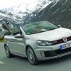 Die Front- und Seitenperspektive des VW Golf GTI Cabriolet in einer Außenaufnahme <br />