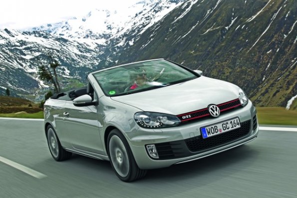 Die Front- und Seitenperspektive des VW Golf GTI Cabriolet in einer Außenaufnahme 