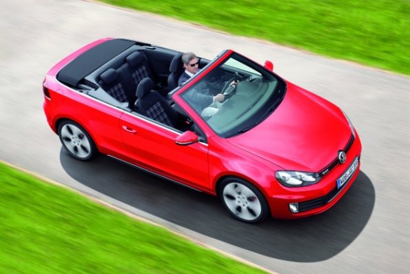 Ein Blick von schräg oben auf das VW Golf GTI Cabriolet