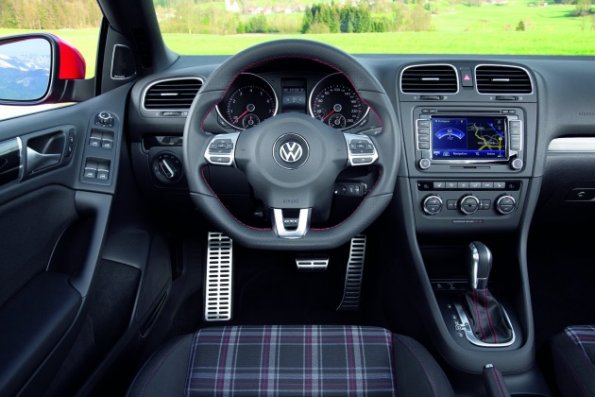 Die Armaturentafel im VW Golf GTI Cabriolet