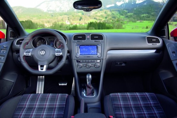 Die Innenraumaufnahme zeigt die Armaturentafel im VW Golf GTI Cabriolet