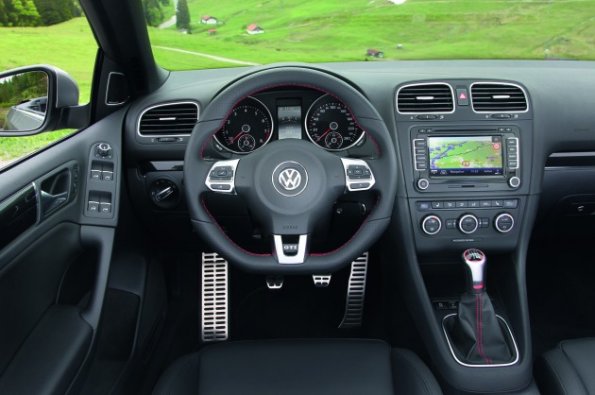 Der Arbeitsplatz des Fahrers im VW Golf GTI Cabriolet