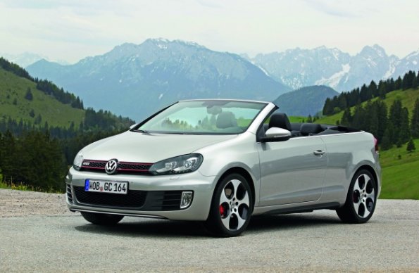 Die Front- und Seitenperspektive des VW Golf GTI Cabriolet