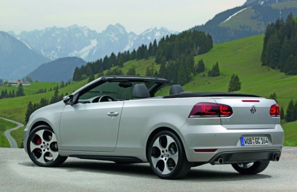 Heck- und Seitenansicht des VW Golf GTI Cabriolet