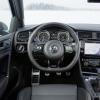 <p>Das Cockpit des VW Golf R</p>