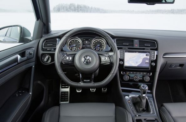 Das Cockpit des VW Golf R