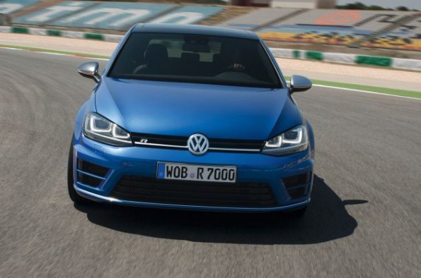 Die Fahrzeugfront des Volkswagen Golf R