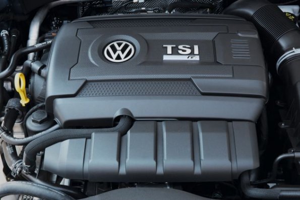 Blick unter die Motorhaube des Volkswagen Golf R