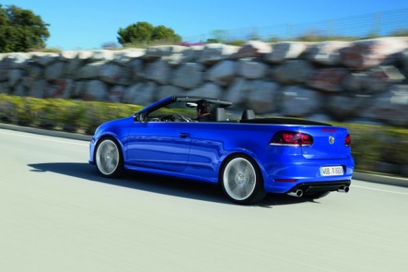 Die Heck- und Seitenpartie des VW Golf R Cabriolet