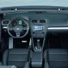 <p>Cockpit und Armaturentafel im VW Golf R Cabriolet</p>