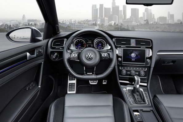 Cockpit im VW Golf R Variant