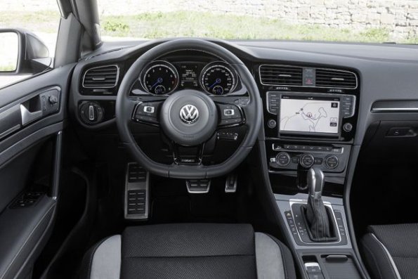 Cockpit im VW Golf R Variant 