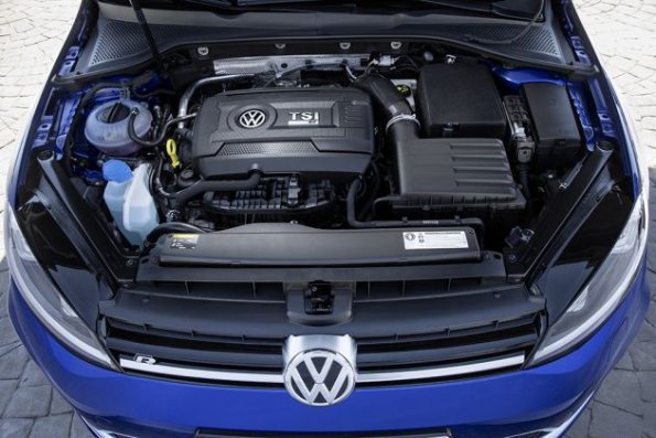 Ein Blick unter die Motorhaube des VW Golf R Variant 