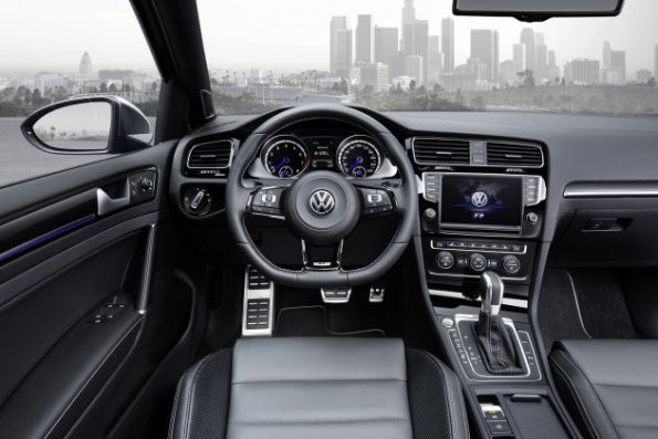 Cockpit des VW Golf R Variant 