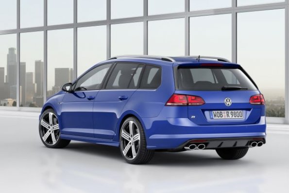 Heck- und Seitenansicht des VW Golf R Variant 