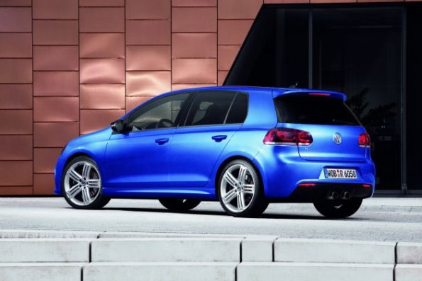 Heck- und Seitenansicht des VW Golf R