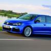 Die Seitenansicht des VW Golf R in einer Au&szlig;enaufnahme