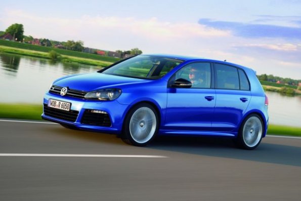 Die Seitenansicht des VW Golf R in einer Außenaufnahme