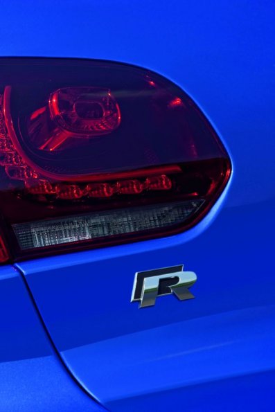 Das neue R-Logo am VW Golf R