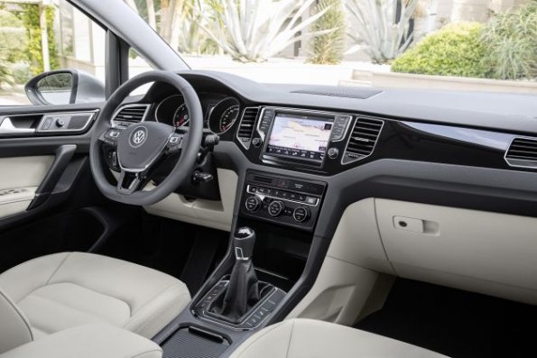 Cockpit im VW Golf Sportsvan 