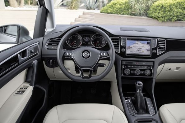 Das Cockpit des VW Golf Sportsvan 