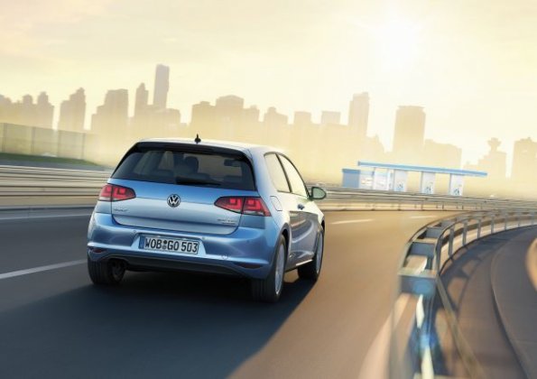 Die Heckpartie des VW  Golf TDI Bluemotion  in einer Fahraufnahme