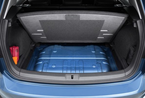 Die Gasflaschen unter dem Laderaum im VW Golf TGI Bluemotion