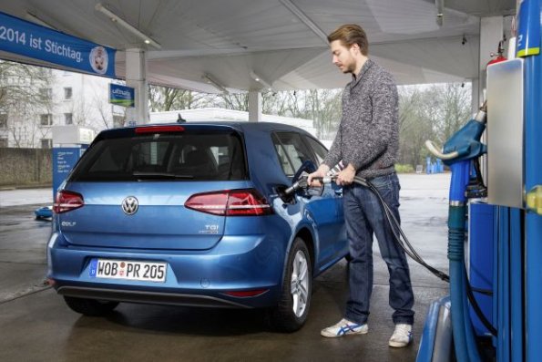 Betankungsvorgang am VW Golf TGI BlueMotion 