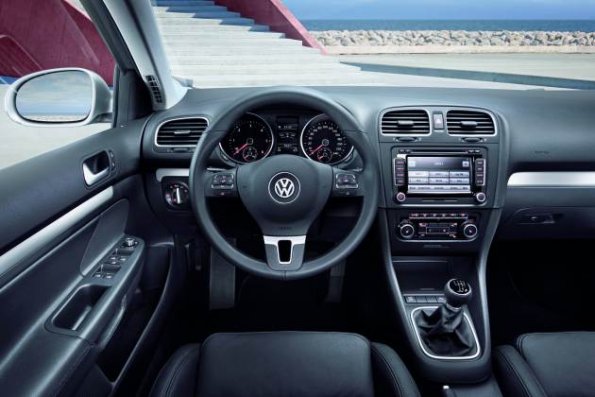 Ein Blick auf den Arbeitsplatz des Fahrers im VW Golf Variant