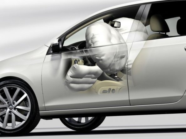 Die Airbags im VW Golf VI 2008: Schön zu erkennen der Knie-Airbag. 