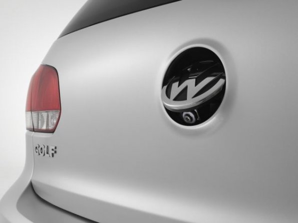 Die Rückfahrkamera: Nützliches versteckt unter dem VW-Logo. 