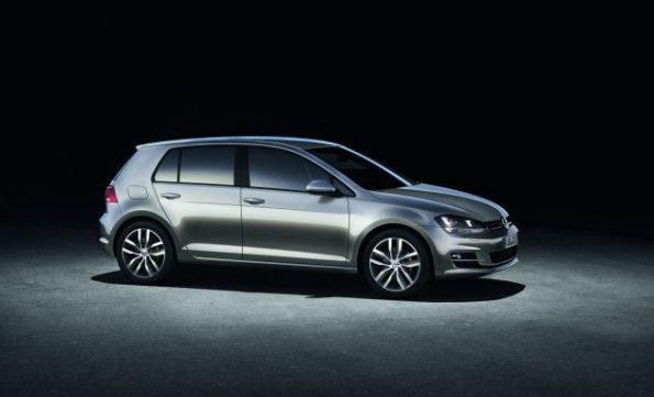 Die Seitenansicht des VW Golf VII