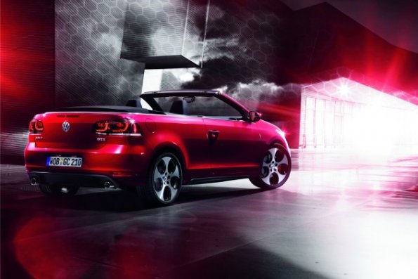 Das VW Golf GTI Cabriolet in der Seiten- und Heckperspektive 