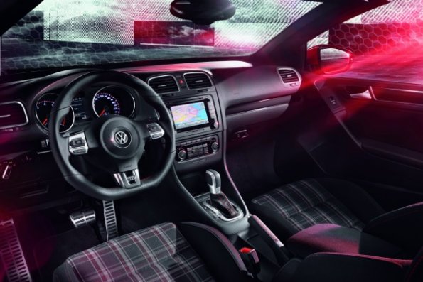 Ein Blick auf die Instrumententafel des VW Golf GTI Cabriolet