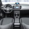 <p>Vordere Sitzreihe und Armaturentafel im VW iBeetle Cabriolet</p>