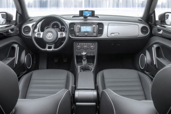 Vordere Sitzreihe und Armaturentafel im VW iBeetle Cabriolet