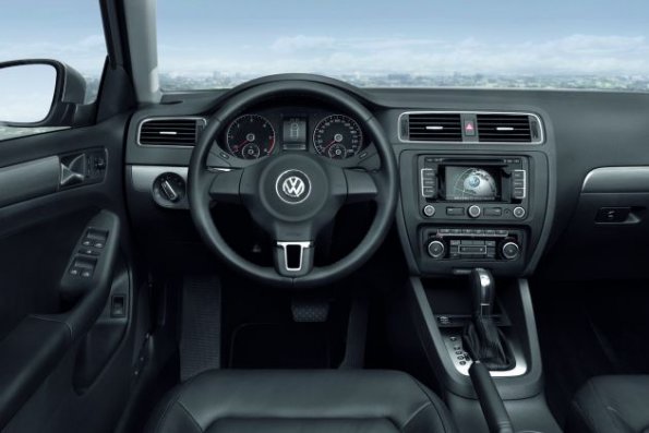 Cockpit und Armaturentafel im VW Jetta 