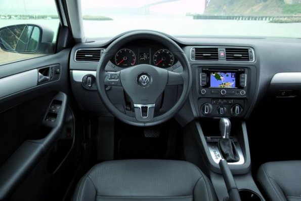 Eine Aufnahme aus dem Innenraum des VW Jetta 2010