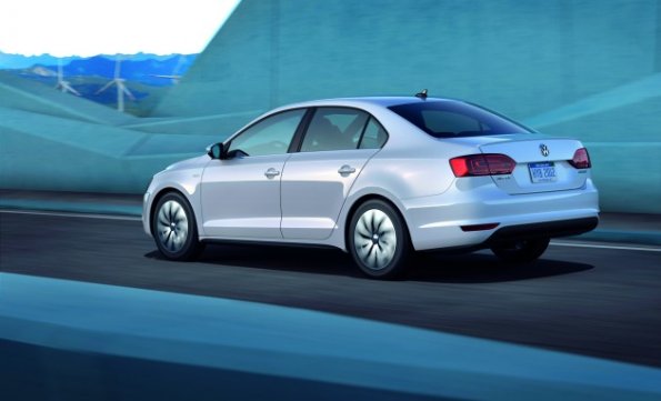 Der VW Jetta Hybrid in der Seitenansicht 