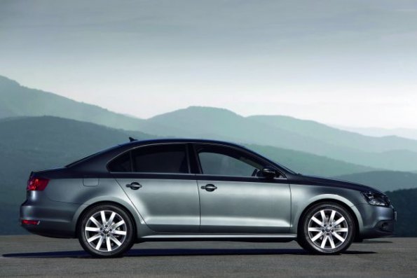 Eine Aufnahme zeigt das Profil des neuen VW Jetta