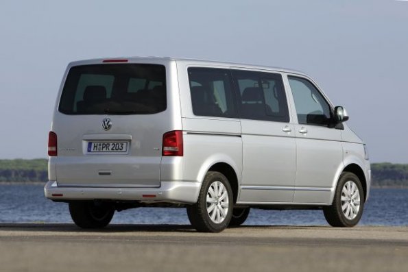 Der  VW Multivan in der Heckansicht 