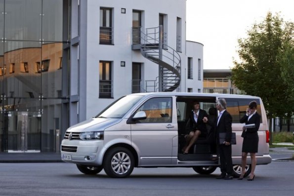 Der VW Multivan in der Seitenansict 