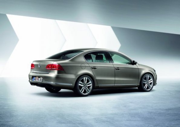 Heck- und Seitenansicht des neuen VW Passat