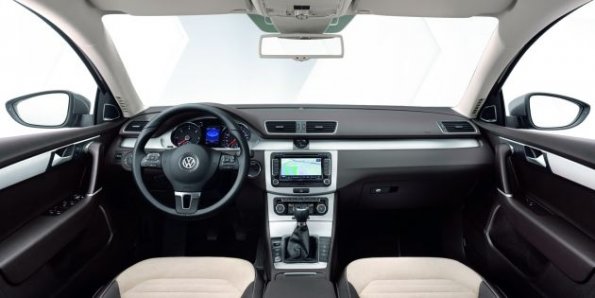 Ein Blick auf die Armaturentafel im neuen VW Passat