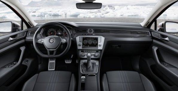 Armaturen und Cockpit des VW Passat Alltrack 