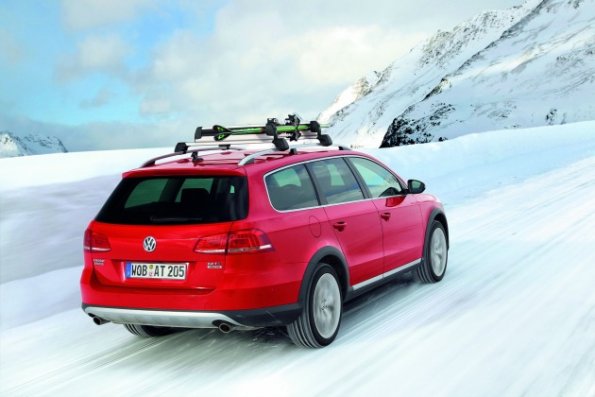 Die Heck- und Seitenansicht des VW Passat Alltrack