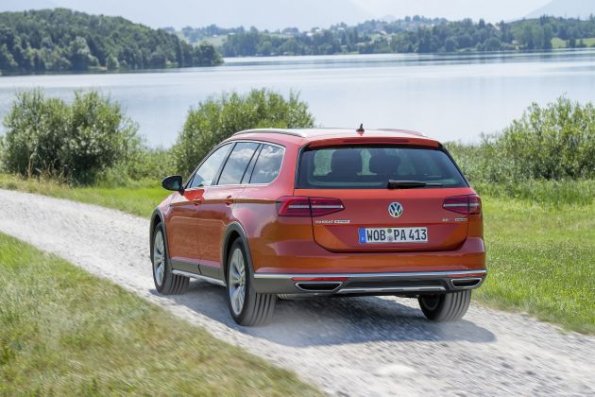 Das Fahrzeugheck des VW Passat Alltrack 